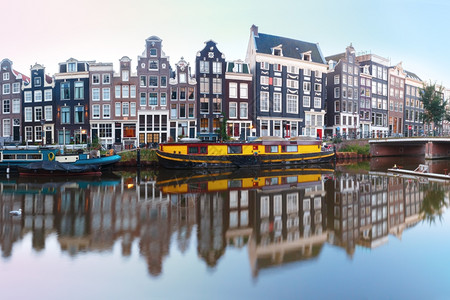 阿姆斯特丹运河Singel的全景图片