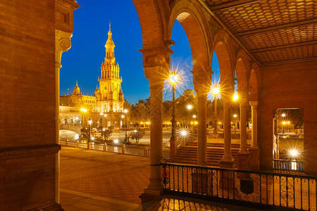 西班牙安达卢亚塞维利班牙广场或埃斯帕纳夜间西班牙安达卢亚背景