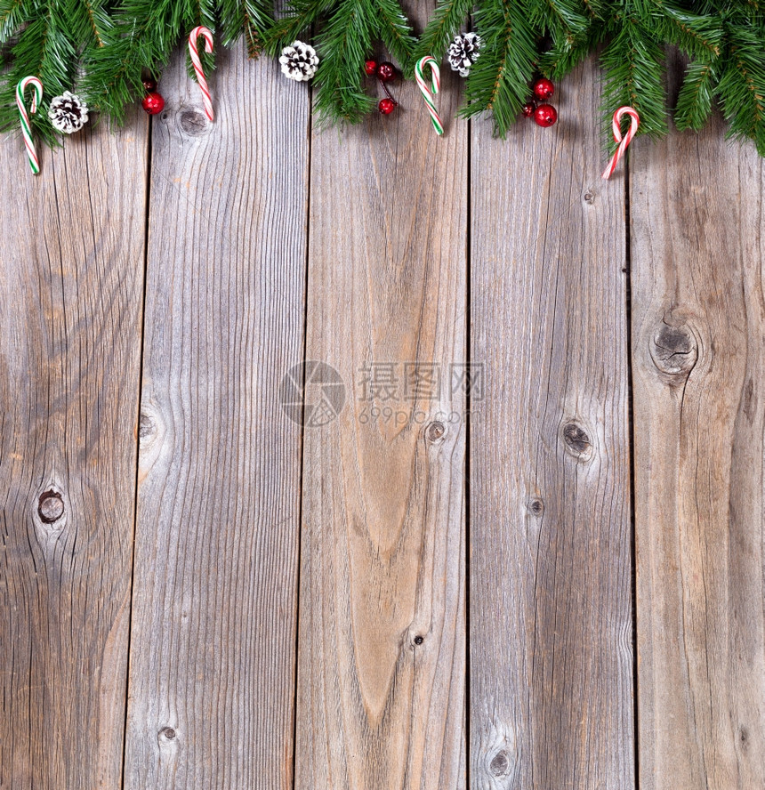 圣诞概念的木质背景包括fir树枝糖果甘蔗和红莓带有复制空间的覆盖视图图片