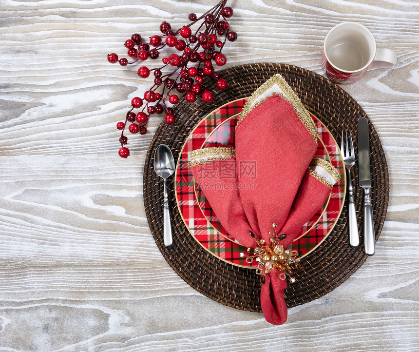 喜庆圣诞晚宴白木上挂着红莓装饰品图片