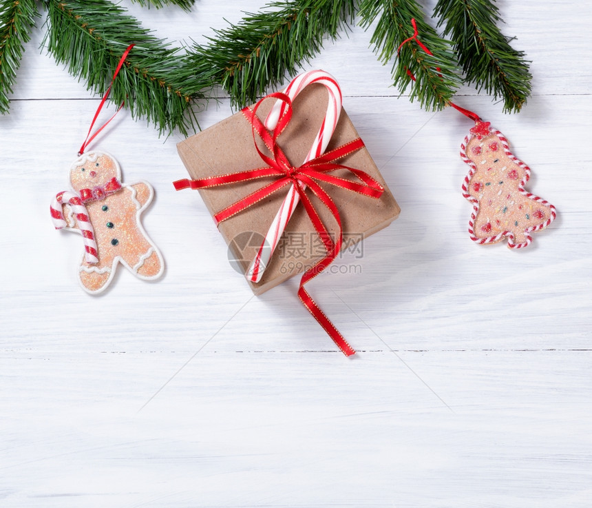 挂在树枝上的饼干在白木上用于圣诞节的概念图片