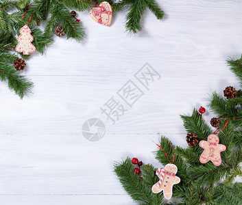 白色木质背景包括圆形树枝饼干松果和红莓图片