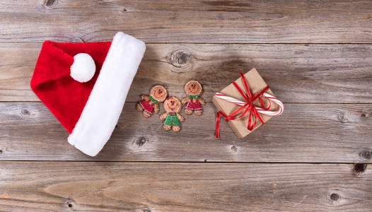 圣诞节的饼干礼物和圣诞树帽生锈的木头图片