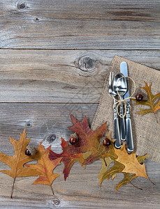 为感恩节设置的秋天晚宴场所在生锈木板上的垂直布局图片