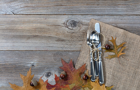 螺旋刀秋天晚宴地点感恩节的日在生锈木板的横向布局背景