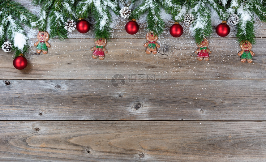圣诞天物的顶端和黄雪在生锈的木头上为节日图片
