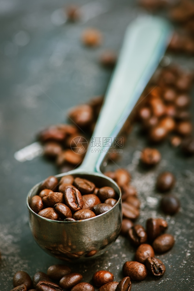 桌上咖啡豆背景图片