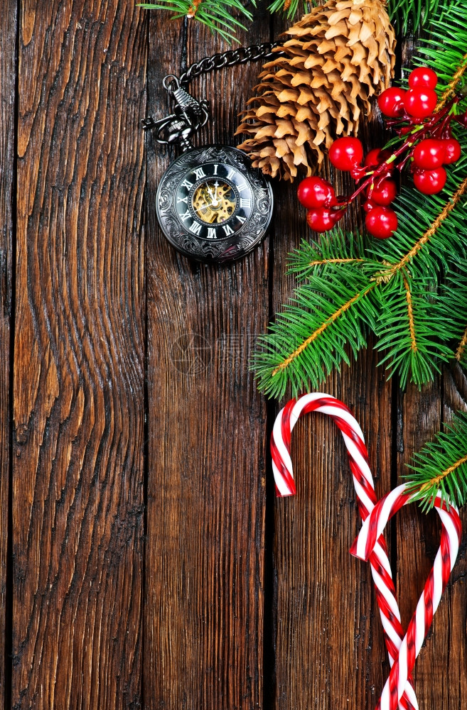 圣诞装饰和木制桌上的壁架图片