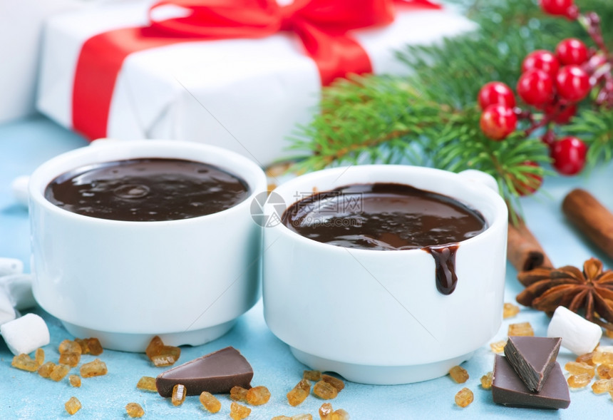 热巧克力和圣诞节装饰图片