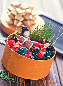 圣诞代金券金盒和桌上的圣诞节装饰背景