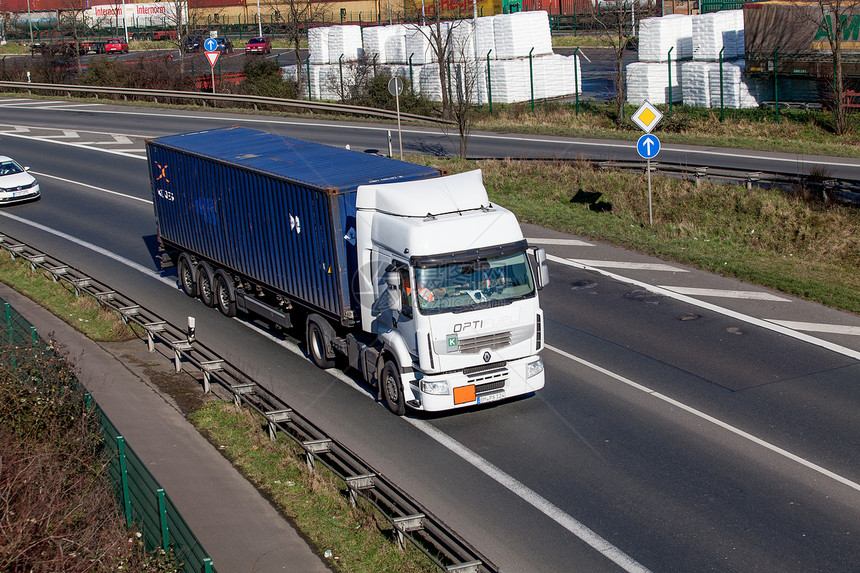 DUSSELDORF德国12月09年15月9日在德国杜塞尔多夫高速公路上的运输卡车图片