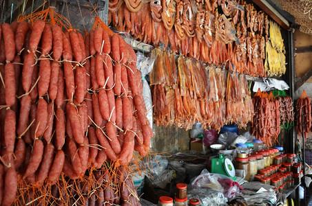 在柬埔寨SiemRip市场上出售的食品该地区生活条件十分困难图片