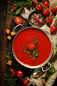 加兹帕乔木桌上的自制番茄汤最高风景背景