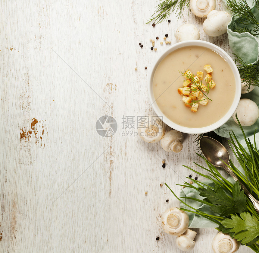 白色生锈背景的奶油蘑菇汤图片