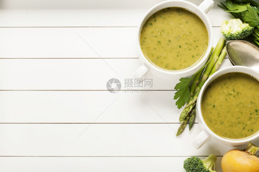 白锈背景的蔬菜奶油汤图片