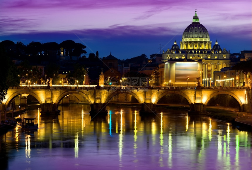 意大利日出时梵蒂冈上空的紫色天图片