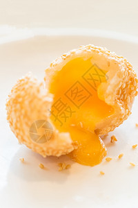炸芝麻蛋和奶熔岩中式美食高清图片