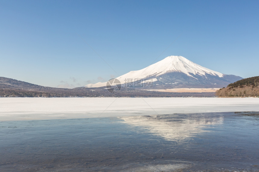 在日本冬季雪反射IcedYamanaka湖的藤冬山图片