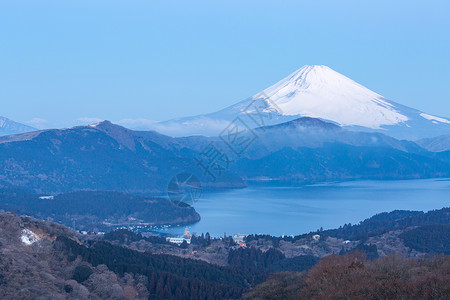 冬天的藤山日出在哈康湖图片