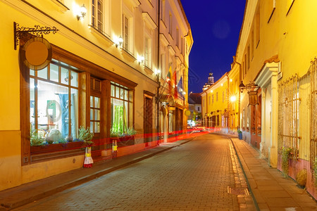 照片街和明亮的车轨晚上在立陶宛维尔纽斯老城波罗的海州背景图片
