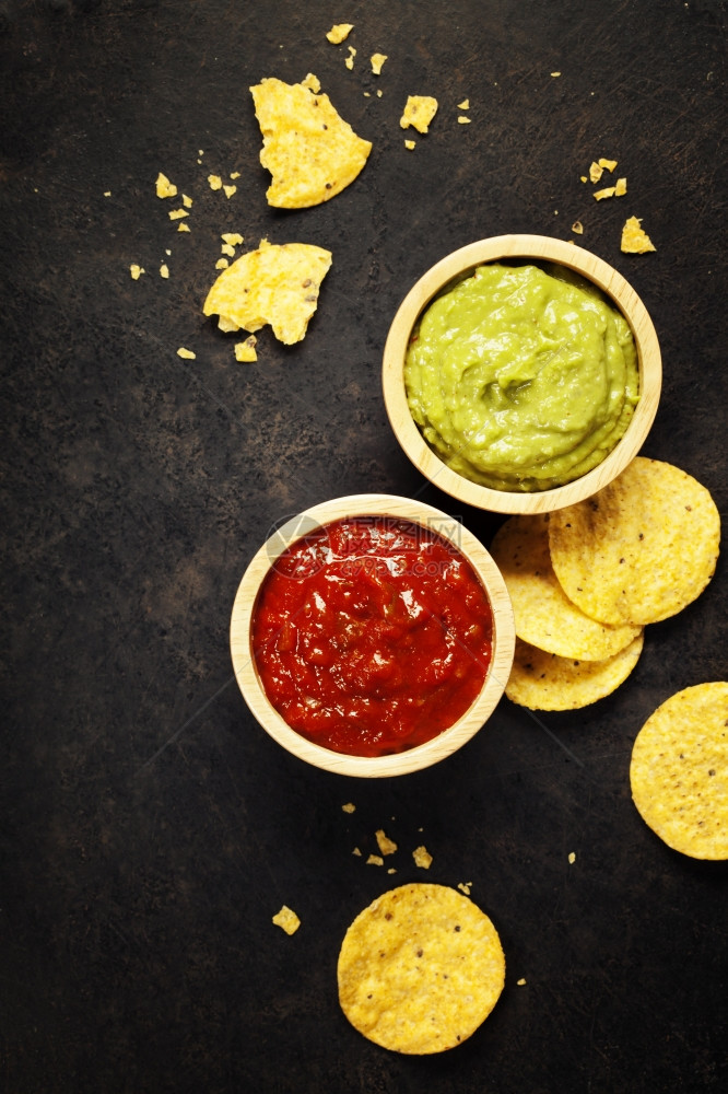 墨西哥玉米片芯配有自制新鲜的guacomole酱和旧背景的salsa和顶视图带有文本空间图片