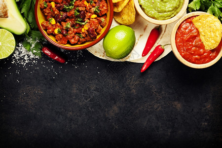乐瓜庵墨西哥食物概念玉米饼薯片瓜卡莫乐萨尔带豆子的辣椒和古老生锈金属背景的新鲜原料背景