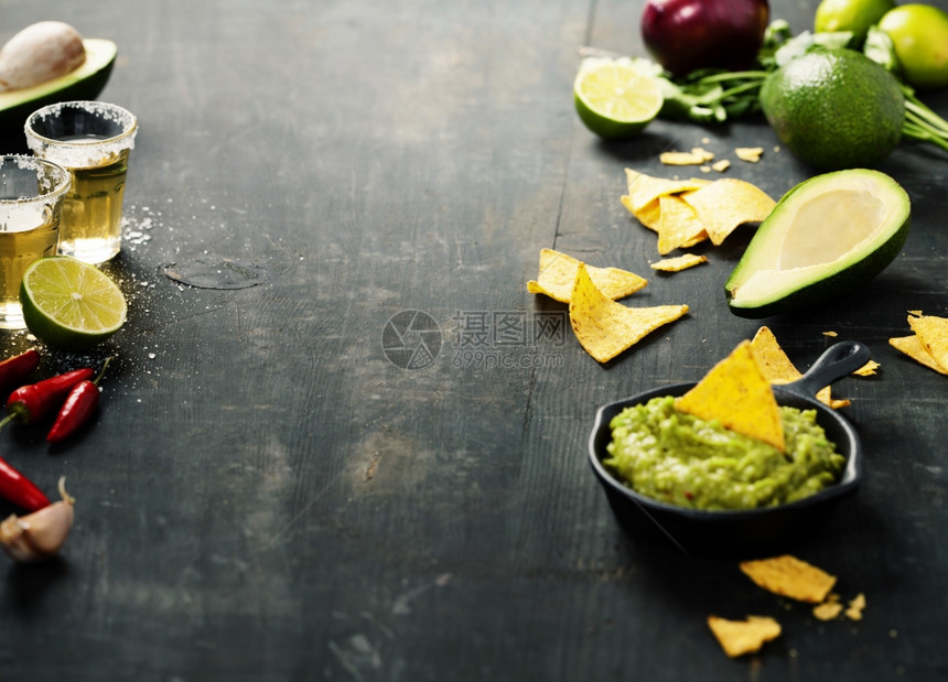 墨西哥玉米片芯上面有自制的新鲜古可调味酱上面有旧背景文字空间图片