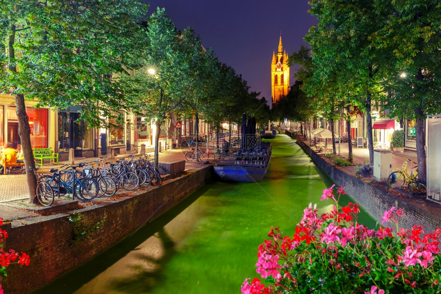 OudeDelft运河和Gothic新教OudeKerk教堂倾斜塔晚上荷兰Delft图片