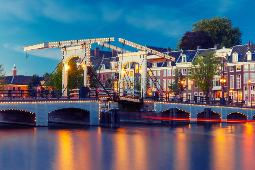 MagereBrugSkinny桥荷兰阿姆斯特丹市中心Amstel河上夜间照明图片