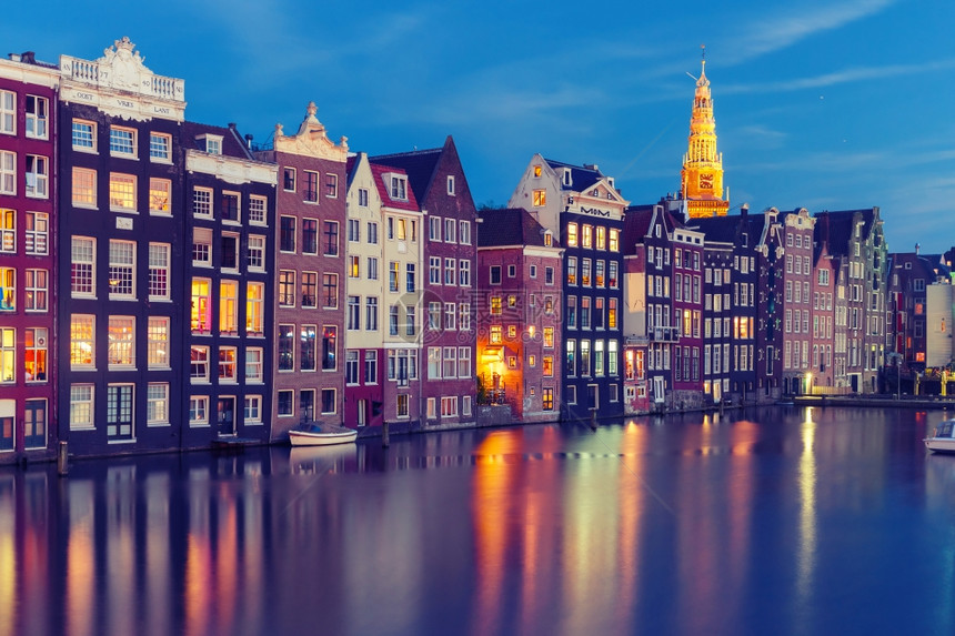 荷兰蓝色清晨时分阿姆斯特丹运河与典型房屋和OudeKerk教堂开通图片