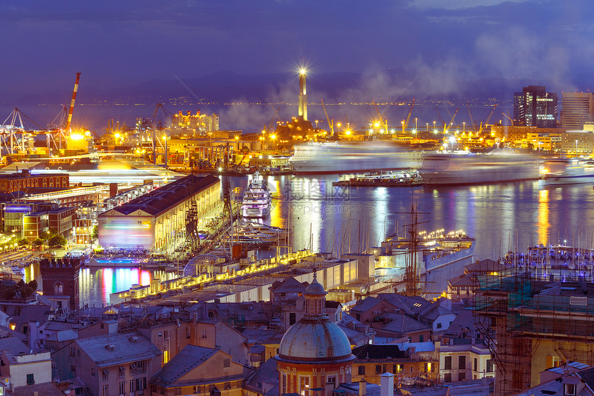 地中海热亚那港的旧灯塔集装箱和客运码头图片