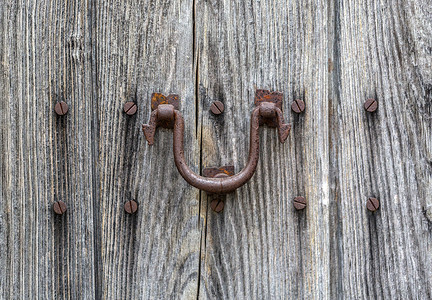 旧木门和生锈的铁敲门图片
