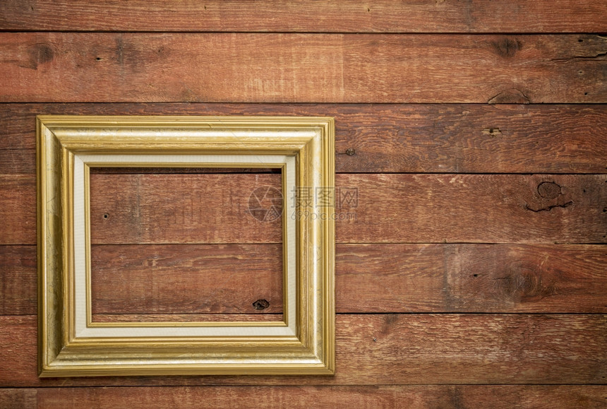 绿色风化谷仓木壁上的空图片框图片