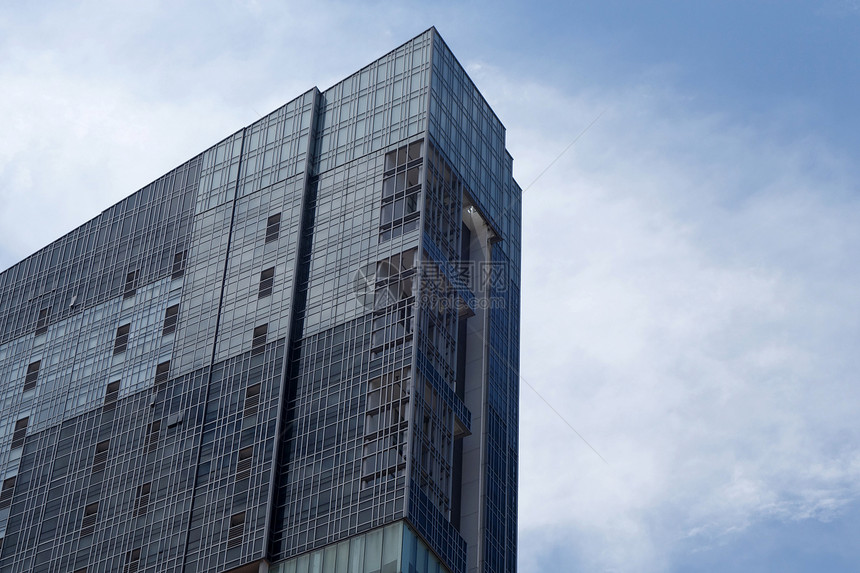 现代玻璃蓝色建筑摩天大楼屋顶的纹身背景图片
