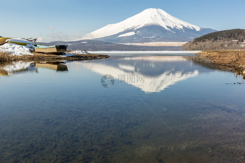 在日本冬季雪反射IcedYamanaka湖的藤冬山图片