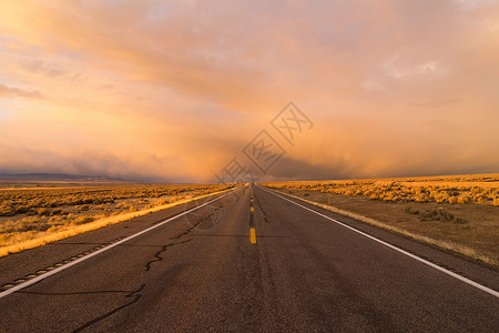 日落时跨州间暴风天边的一条路高清图片