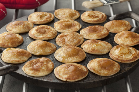 烤荷兰小型煎饼叫做在特别的锅里烤煎饼高清图片