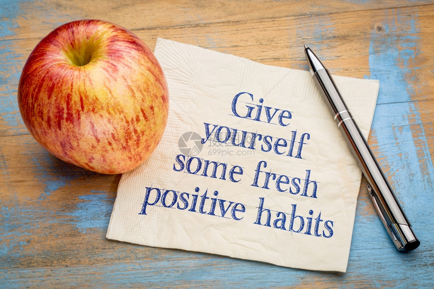 给自己一些新的积极习惯动机笔迹在餐巾纸和苹果上图片