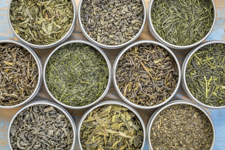 绿茶采样器金属罐中松叶茶的顶层观点图片