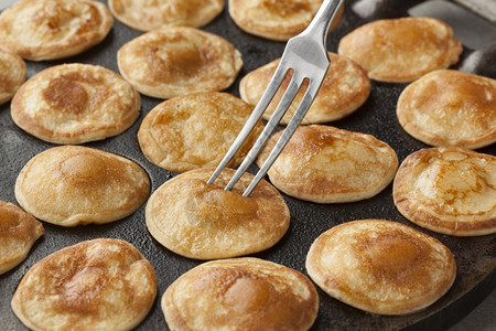烤荷兰小型煎饼叫做在特别的锅里烤煎饼高清图片