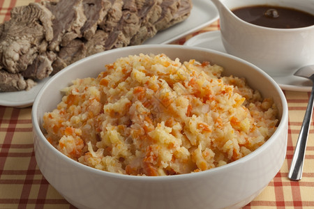 碗和传统土豆炖肉和汁图片