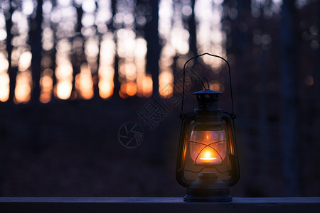 夜用蜡烛的古旧风格灯背景图片