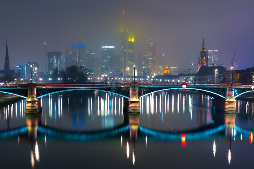 晚上蓝色时段在德国河中照镜子反射图片