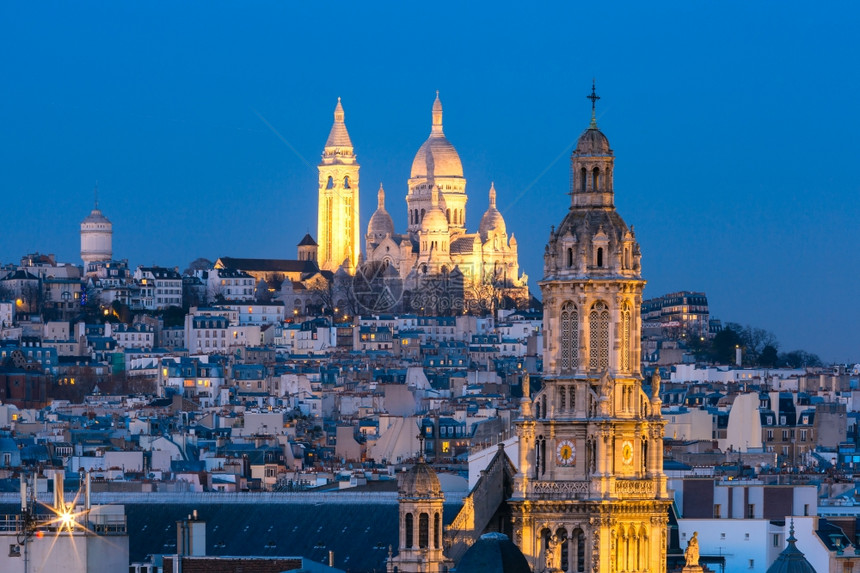 法国巴黎夜总会和圣三一教堂神圣之心CoeurBasilica或Basilica的空中观视法国巴黎图片