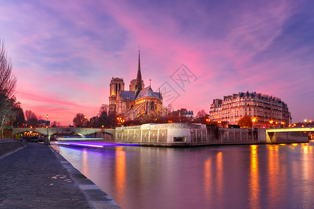法国巴黎圣母院大教堂的光辉日落图片