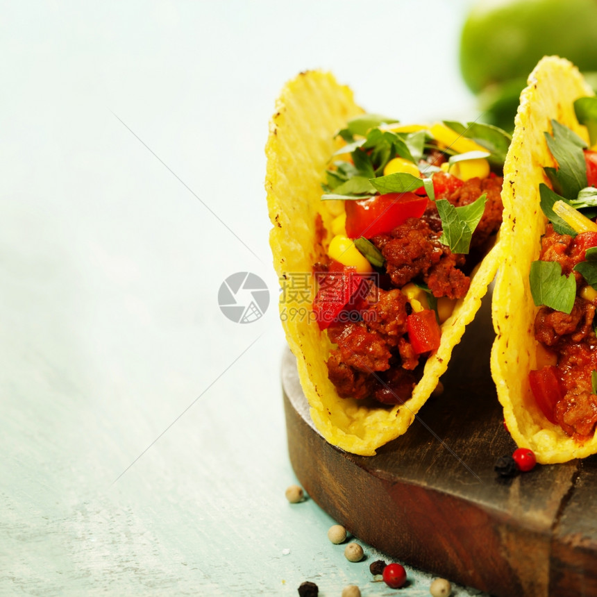 墨西哥玉米薯片和墨西哥玉米饼有生锈背景的肉类豆和萨尔图片