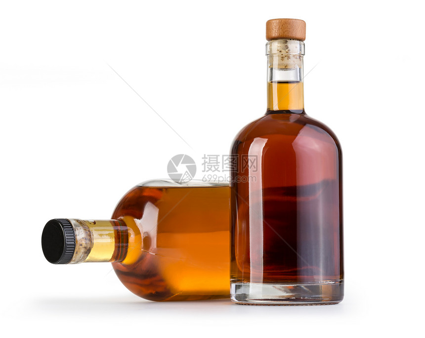 全威士忌瓶在白背景与剪切路径隔离图片