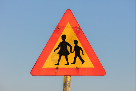 冰岛儿童从学校跨越街头的警示标志图片
