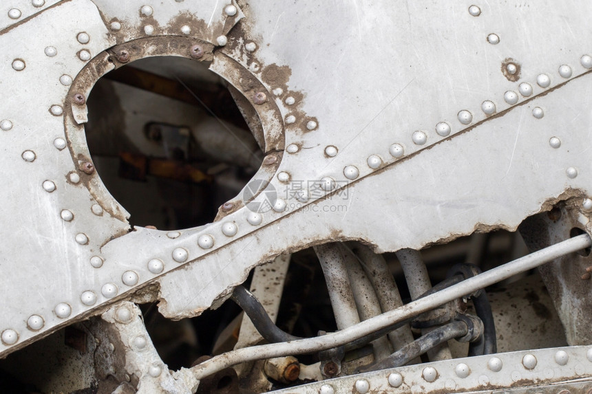 一架美国军用飞机废弃残骸图片