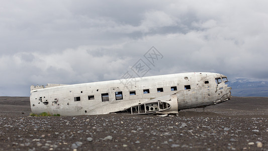 一架美国军用飞机废弃残骸背景图片